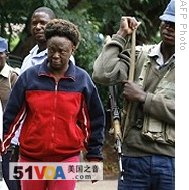 Zimbabwean human rights activist Jestina Mukoko arrives at magistrate's court in Harare, 24 Dec 2008