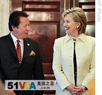 U.S. Secretary of State Hillary Clinton (r) and Malaysia's Foreign Minister Datuk Anifah bin Haji Aman, 13 May 2009