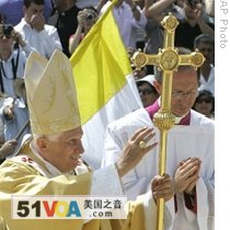 Pope Urges Christians, Muslim Palestinians to Coexist