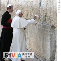 Pope Reaches Out to Muslims, Jews; Draws More Criticism About Holocaust
