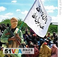 Al-Shebab fighter guards a crowd in Mogadishu during a court session run by the Islmaist group, 22 Jun 2009