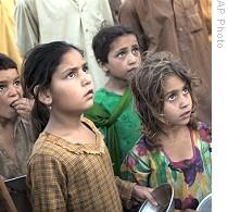 Displaced Pakistani children wait their turn at a food distribution center of Jalozai refugee camp in Peshawar, 25 May 2009 
