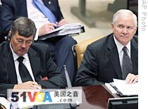 British Defense Sec. Bob Ainsworth (L) and American counterpart Robert Gates attend NATO defense ministers meeting in Brussels, 12 Jun 2009