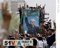 Supporters of reformist presidential candidate Mir Hossein Mousavi carry his poster, during a rally in Azadi street in Tehran, 15 June 2009