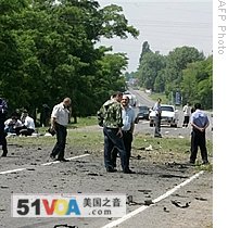 Russian police and forensic experts work at the blast site injuring Russia's Ingushetia region leader Yanus-Bek Yevkurov in Nazran, 22 June 2009