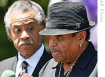 Al Sharpton (l) and Joe Jackson, Michael Jackson's father hold a news conference in front of the Jackson family residence in Encino, California, 29 Jun 2009