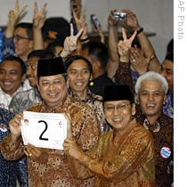Indonesian President Susilo Bambang Yudhoyono (center) and former Central Bank Gov. Budiono hold the nation's presidential candidates electoral number in Jakarta, 30 May 2009