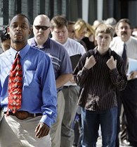 People wait in line to enter a job fair in Seattle, Washington (File)<br />