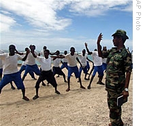 New Somali navy recruits train near the old seaport in northern Mogadishu, 10 Jun 2009