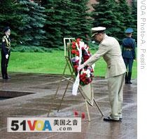 Admiral Mullen lays a wreath at Russia's Tomb of the Unknown Soldier (File)