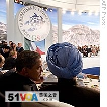U.S. President Barack Obama (L) talks with Indian Prime Minister Manmohan Singh (R) prior to a meeting of the G8 and participating African countries in L'Aquila, in central Italy, 10 Jul 2009