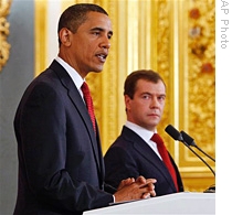 Presidents Barack Obama (l) and Dmitri Medvedev at a joint news conference in Moscow, 06 Jul, 2009