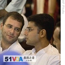 Congress party leaders Rahul Gandhi (L) and Sachin Pilot during meeting of newly elected Congress lawmakers in New Delhi, 19 May 2009