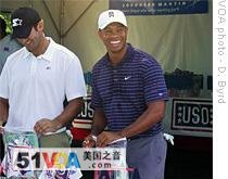 Tiger Woods (r) and Dallas quarterback Tony Romo making USO baskets, 01 Jul 2009