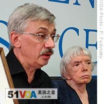 Chairman of the Memorial human rights organization Oleg Orlov (l) and head of the Moscow Helsinki Group Lyudmilla Alexeyeva