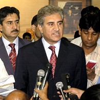 Pakistan's Foreign Minister Shah Mehmood Qureshi, center, talks to reporters in Islamabad, 7 Aug 2009
