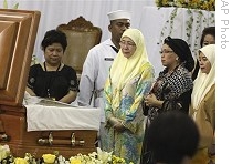 Wan Azizah Wan Ismail, center, wife of Malaysian opposition leader Anwar Ibrahim, views the casket of the late Philippine President Corazon Aquino, Manila, Philippines 2 Aug. 2009