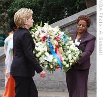 Hillary Clinton lays wreath at memorial site in Nairobi, 6 Aug 2009
