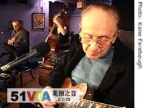 Les Paul warms up with his quartet before a performance at the Iridium Jazz Club in New York City 
