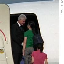 Former US President Clinton greets freed journalists Laura Ling (in green) and Euna Lee (in red) before leaving North Korea on way back to US