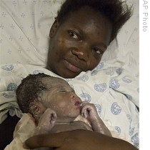 Dudu Ndwandwe, 18, rests with her newly-born baby girl at the Edendale Hospital near Pietermaritzburg, South Africa (File)<br /> 