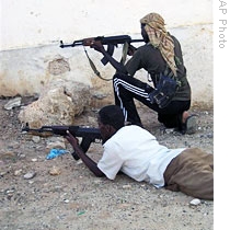 Hawiye clan soldiers fight with Ethiopian troops in Mogadishu (2007 file photo)