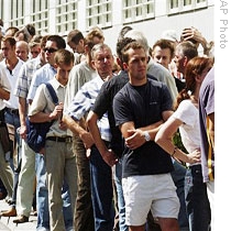 Polish job-seekers line up for a Warsaw job fair where they hope to find work in Ireland (2006 file photo)