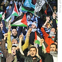 File photo shows Turkish men waving Palestinian flags in Istanbul at a solidarity night with Palestinians, 07 Feb 2009