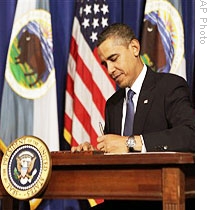 Pres. Barack Obama signs memorandum for closer consultation between Native American tribes and federal government at the Dept. of Interior in Washington, 05 Nov 2009 