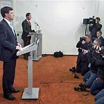 Netherlands' PM Jan Peter Balkenende (L) announces in The Hague that the 2nd largest party in his alliance is quitting, 20 Feb 2010. The Dutch coalition government collapsed Saturday over irreconcilable differences on whether to extend the military missio