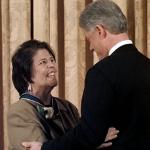 Wilma Mankiller in 1998 with President Bill Clinton