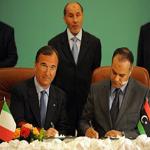 Italian Foreign Minister Franco Frattini (L) signs a memorandum of understanding with Ali al-Essawi (R), the foreign affairs chief in the rebels' National Transitional Council (TNC), in the eastern Libyan city of Benghazi, May 31, 2011